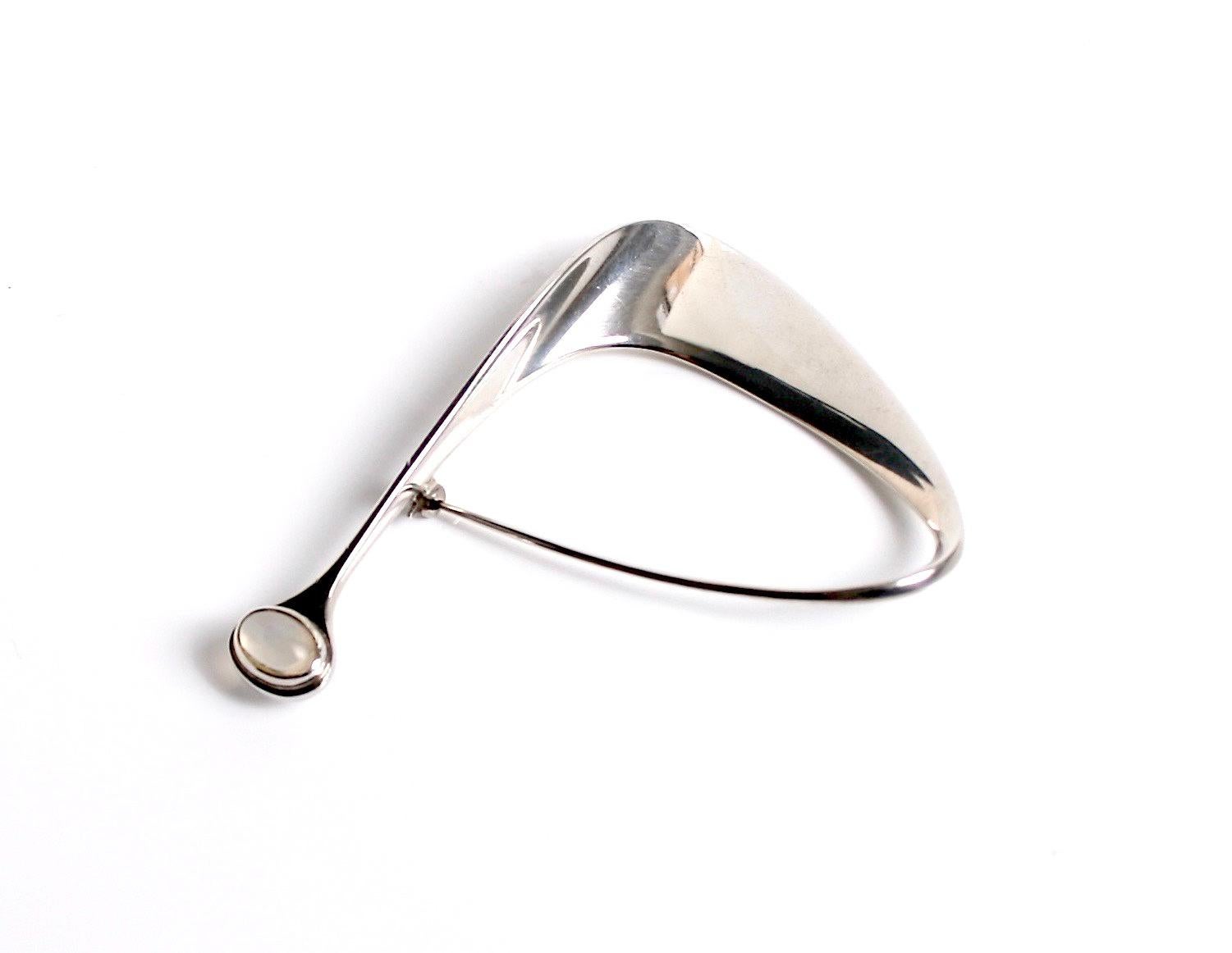 Modernist Georg Jensen brooch designed by Vivianna Torun Bulow-Hube Denmark For Sale