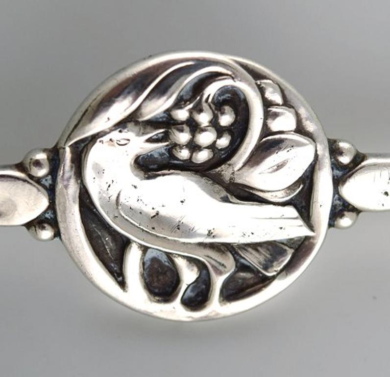 GEORG JENSEN. Brooch of silver in the form of a bird. Model number 211. 1933-1944.
In very good condition.
Measures: 6,7 x 2 cm.
Early stamp.