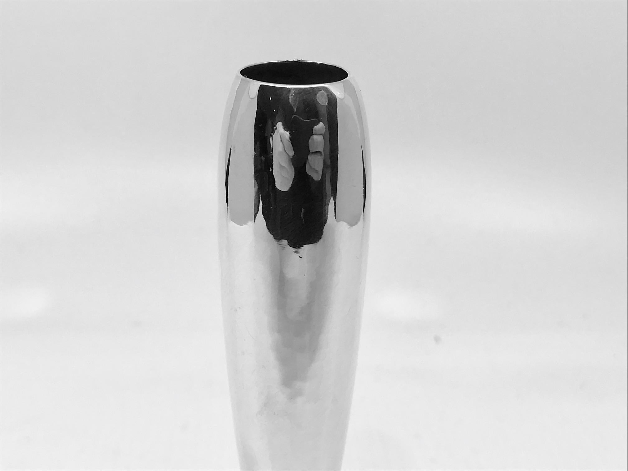 Vintage sterling silver Georg Jensen orchid vase, design #500 by Harald Nielsen from the 1920s.

Measures 5 3/4? in height and 1 7/8? diameter at base (14.3cm, 4.7cm).

Georg Jensen hallmark and date code R10 for 1991.