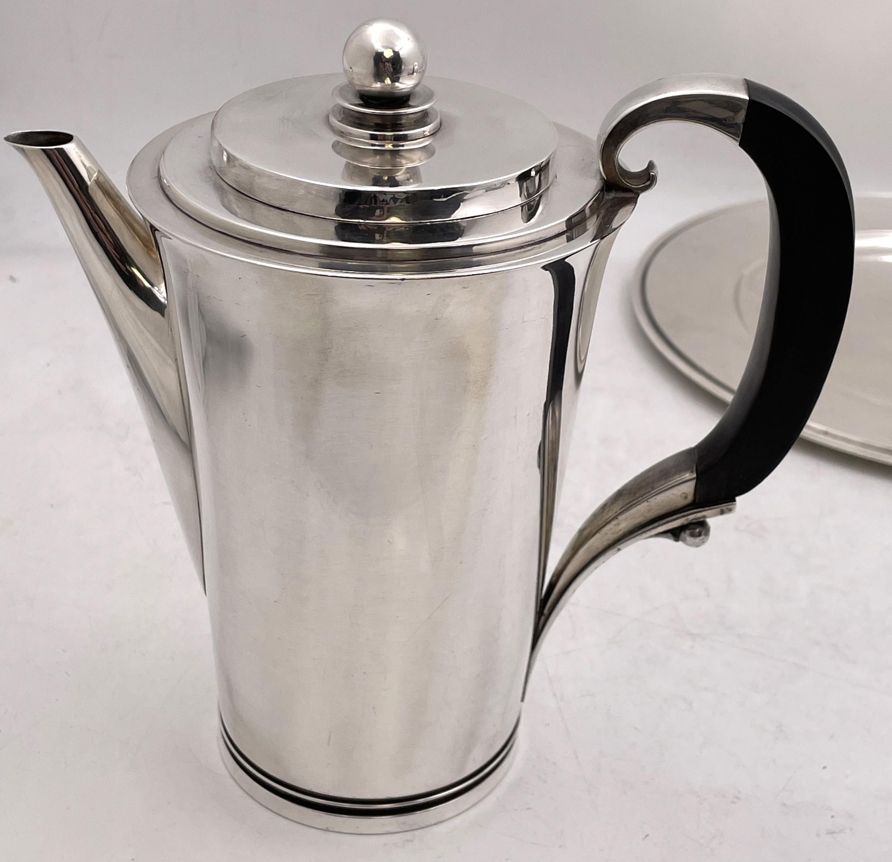 Georg Jensen, juego de café de 5 piezas de plata de ley, diseñado por Harald Nielsen en el célebre patrón Pirámide número 600, fabricado entre las décadas de 1910 y 1930, compuesto por:

una bandeja redonda de 11'' de diámetro
una cafetera que mide