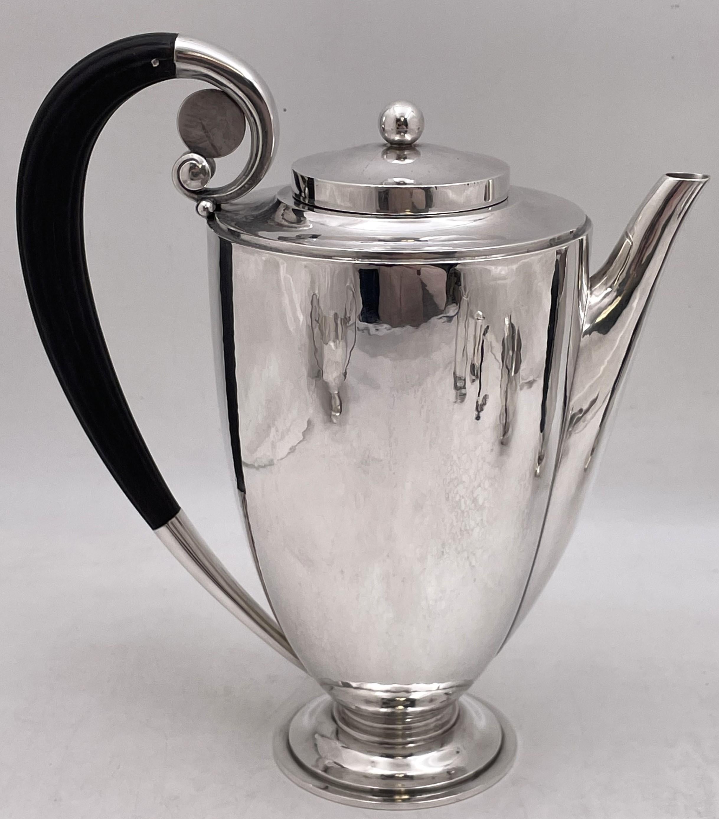 Service à café 4 pièces en argent sterling martelé à la main de Georg Jensen, conçu par Johan/One, portant les numéros de modèle 321A, 321B et 321C, et présentant des motifs géométriques stylisés sur la poignée. Il se compose de

une cafetière