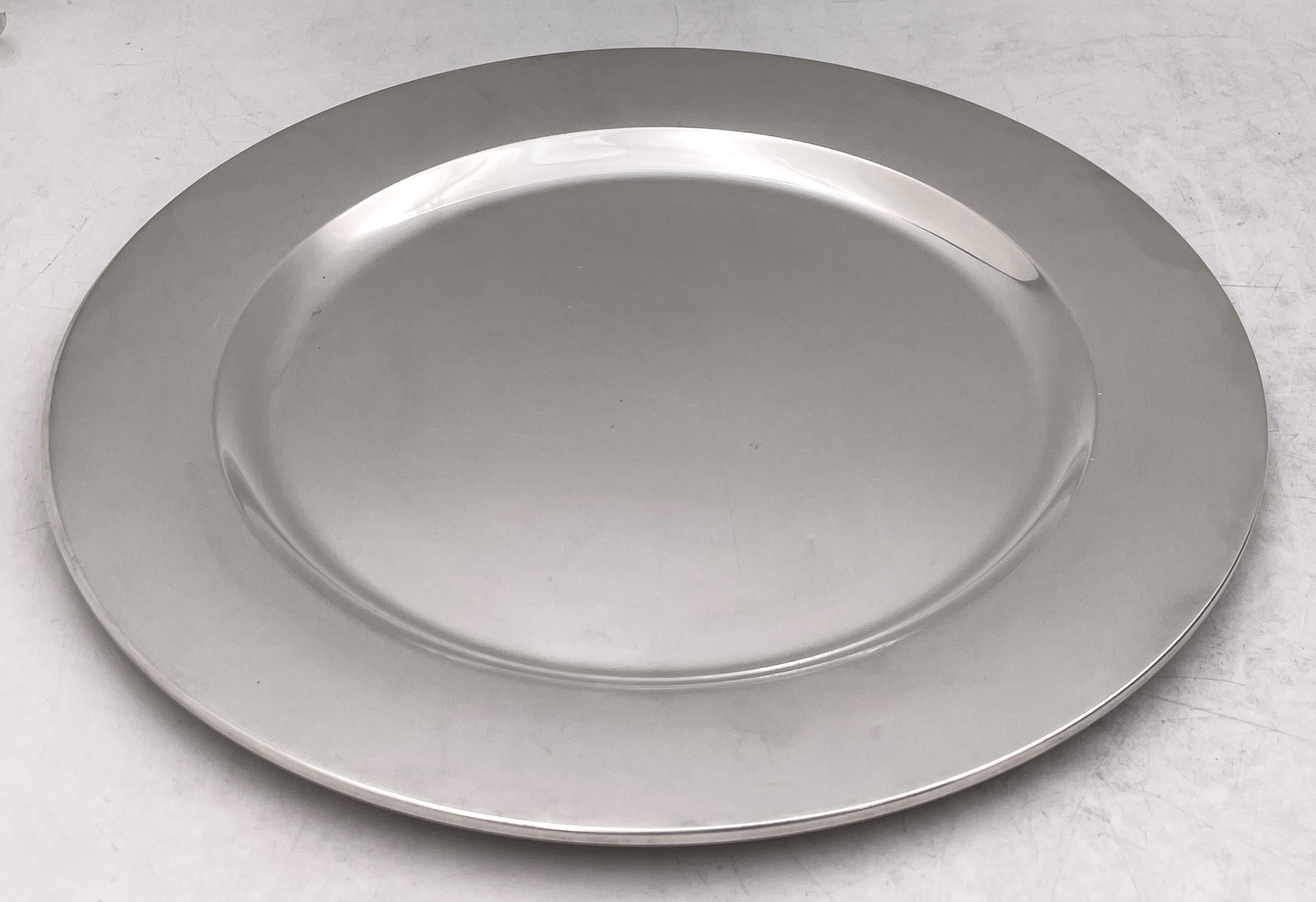 Georg Jensen sterling silver finely hand-hammered plate or charger, designed by Henning Koppel in the late 1950s, in pattern number 1074, and in Mid-Century Modern style in an elegant, geometric design. It measures 11'' in diameter (inner diameter