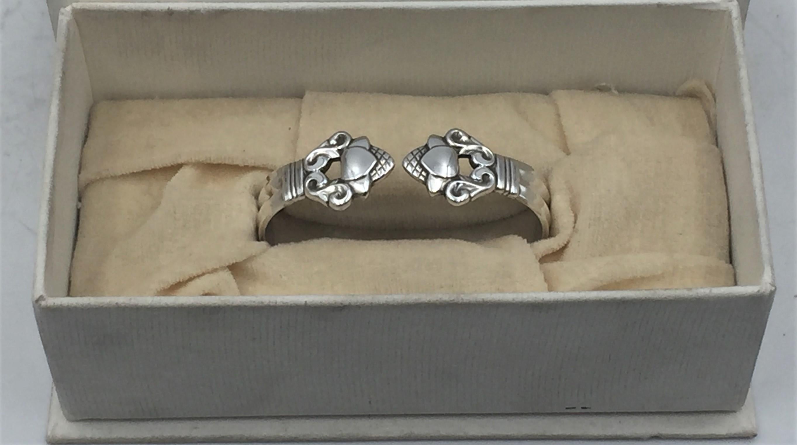 An elegant sterling silver napkin ring holder by the Danish maker Georg Jensen in his fabulous Acorn pattern which was designed by Johan Rohde. Comes in fitted original Georg Jensen box. Measuring approximately 2'' in length by 1 1/4'' in width.