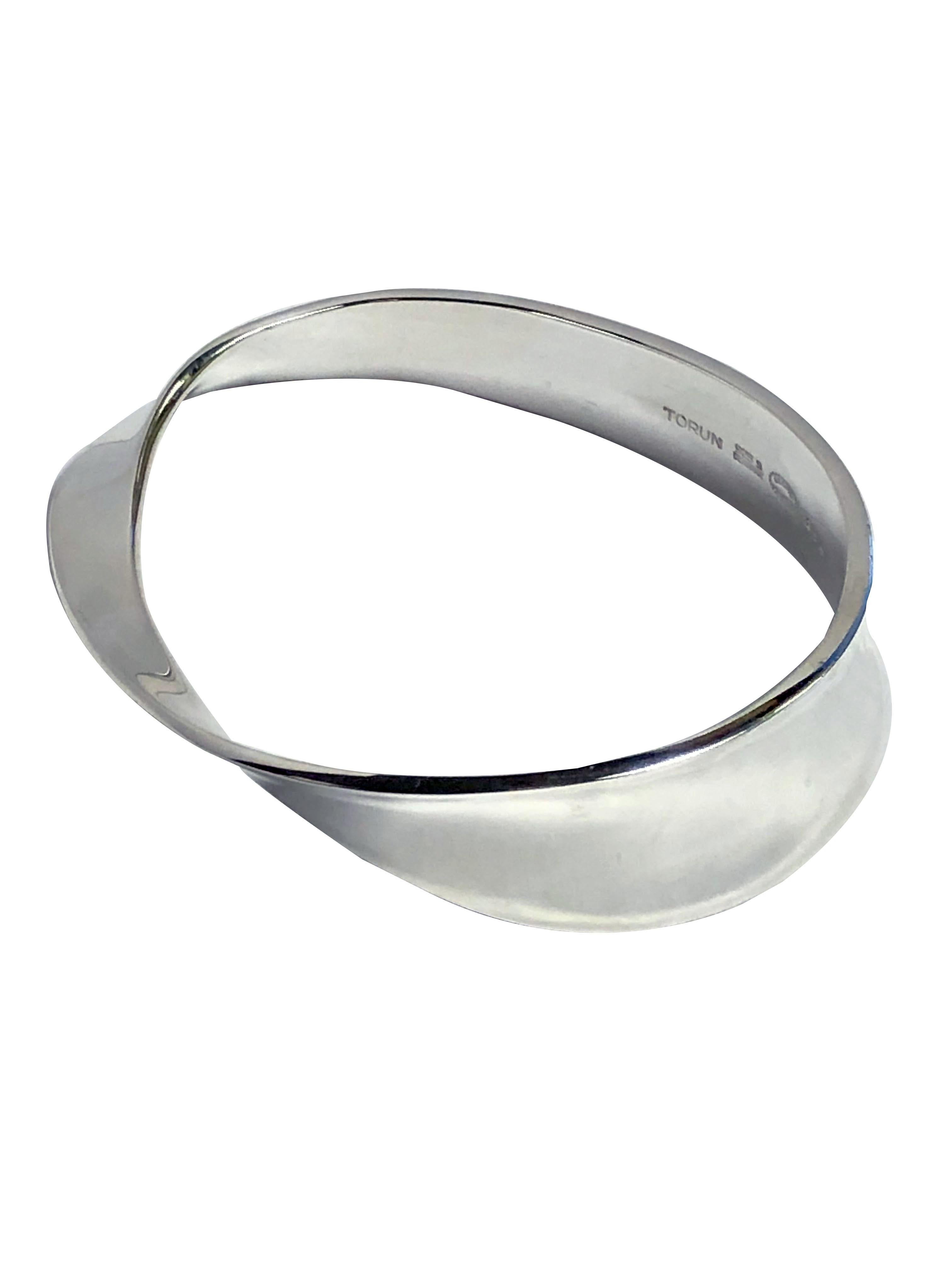 CIRCA 1970er Jahre Sterling Silber Armreif von Vivianna Torun, eine sich verjüngende Modernist Design Messung 3/4 Zoll breit an seiner breitesten Stelle und mit einem inneren Handgelenk Messung von 6 1/2 Zoll. Nizza Heavy Gage Konstruktion und mit