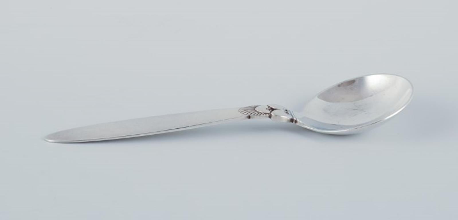 Georg Jensen, Cactus, a pair of sterling silver jam spoons.
Stamped with the hallmark from 1945-1951.
In excellent condition.
Dimensions: 13.6 cm.