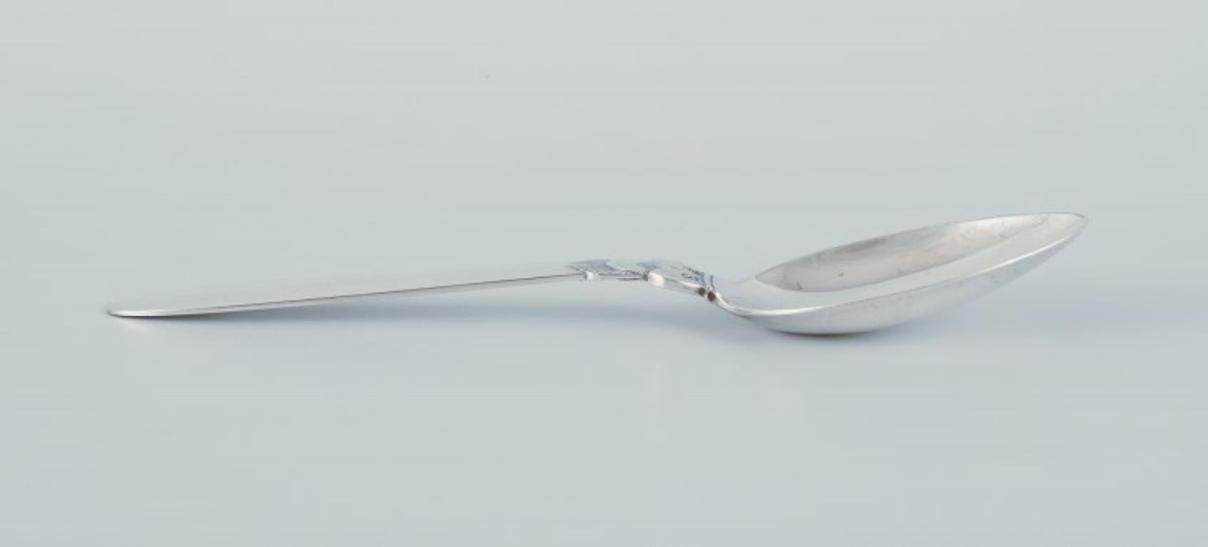Cactus di Georg Jensen. Un set da pranzo per sei persone in argento sterling.
Composto da sei coltelli da pranzo a manico lungo, sei forchette da pranzo e sei cucchiai.
Timbrato con marchio di garanzia dopo il 1944.
In perfette condizioni.
Coltello: