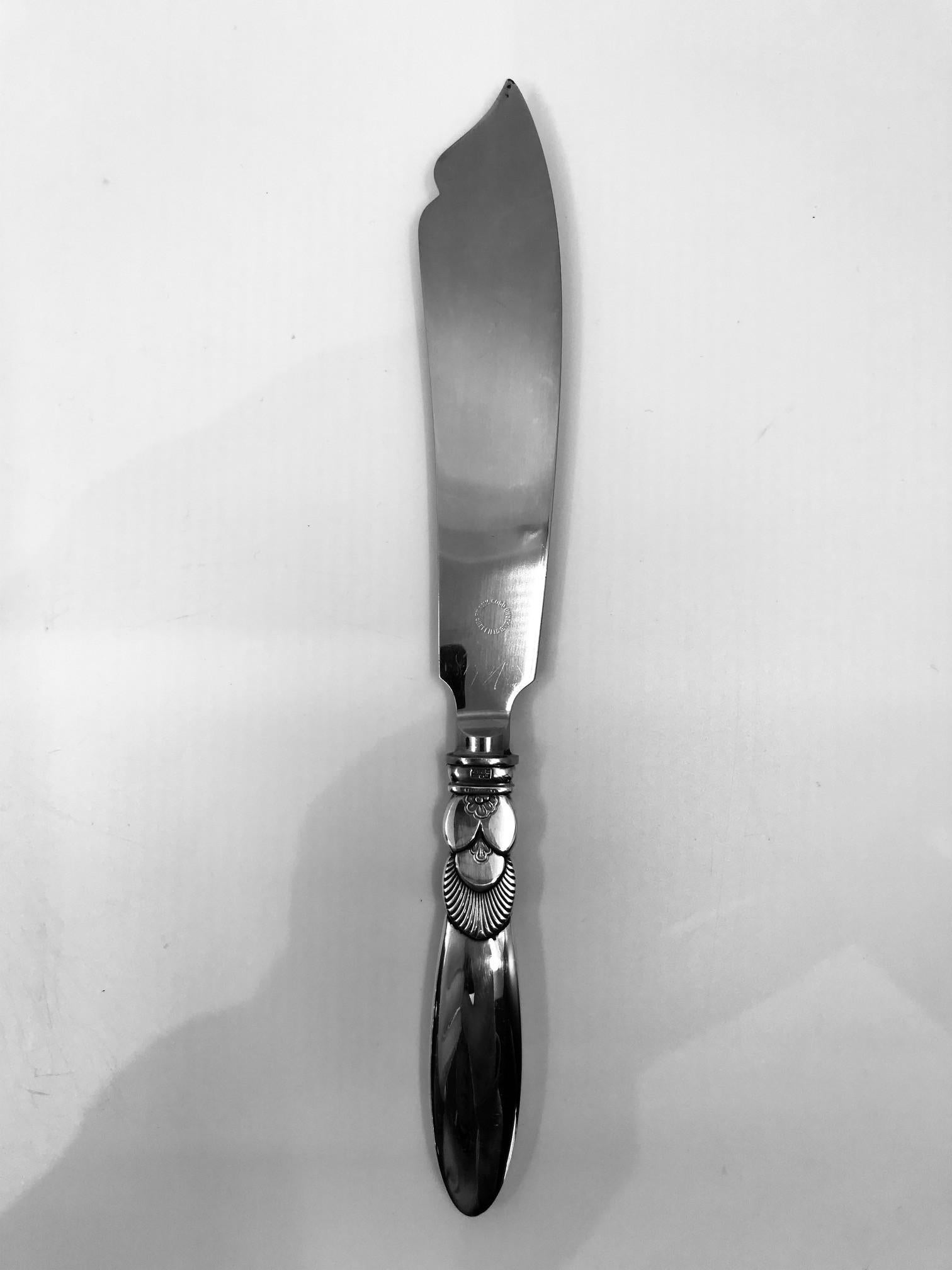 A sterling silver Georg Jensen cake knife with stainless steel blade, item 196 in the Cactus pattern, design #30 by Gundorph Albertus from 1930. Sometime after World War II Georg Jensen changed the shape of blade fitted to this knife, this is the