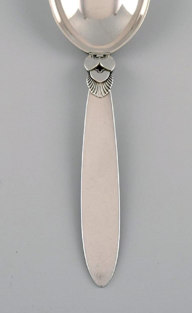 Georg Jensen Cactus jam spoon in sterling silver.
Length: 14 cm.
In excellent condition.
Stamped.
Our skilled Georg Jensen silversmith / goldsmith can polish all silver and gold so that it appears new. The price is very reasonable.