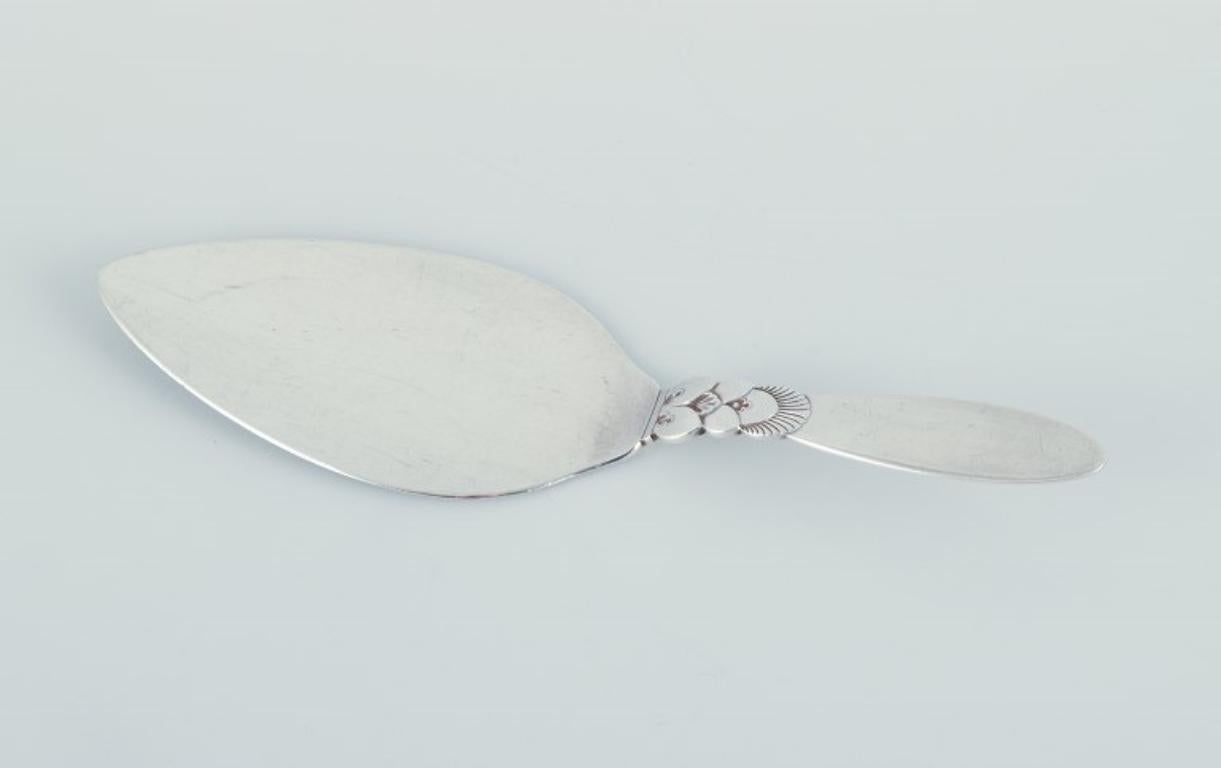 Georg Jensen Cactus. Large serving spade in all-silver.
Hallmarked after 1944.
In excellent condition with signs of use.
Dimensions: Length 22.0 cm.