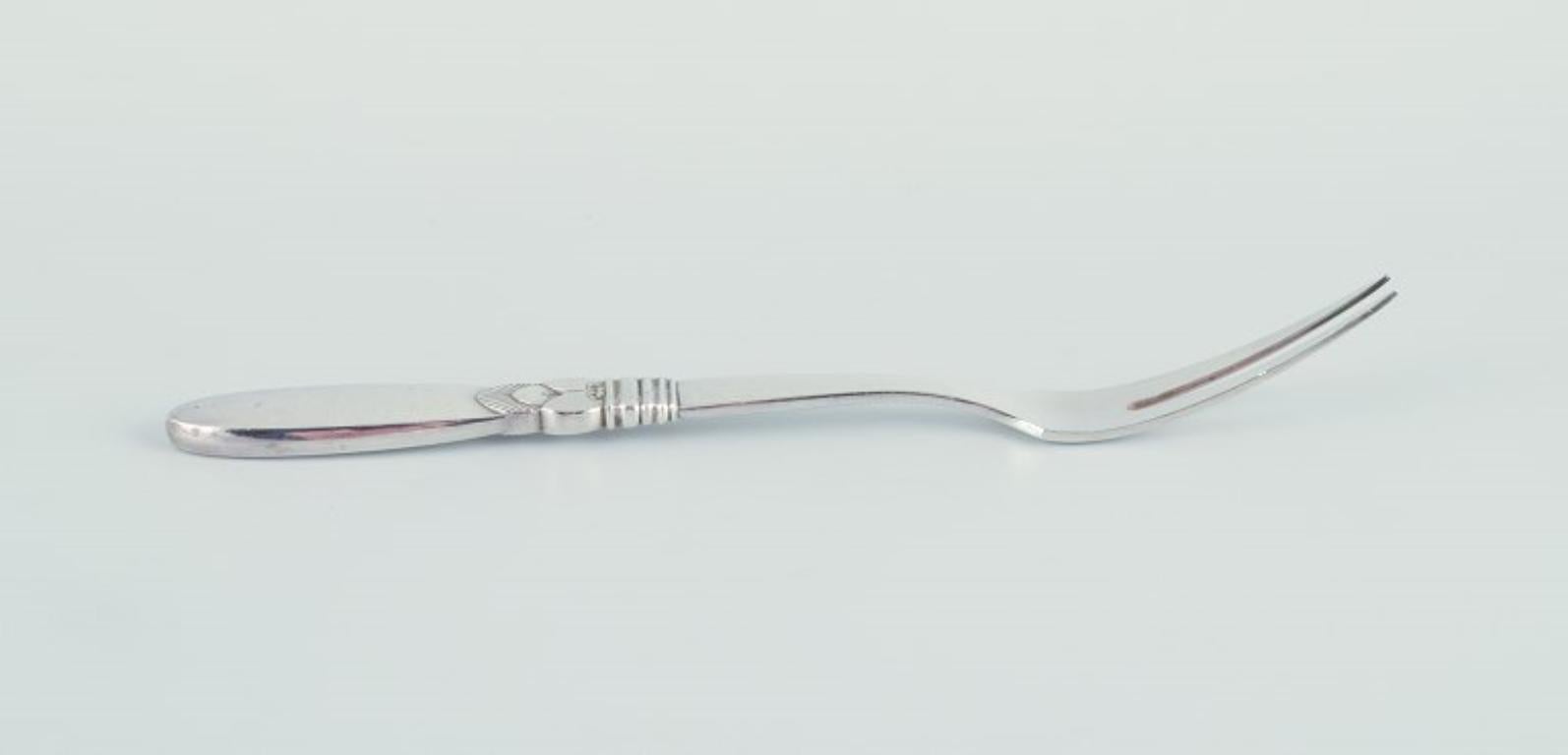 Georg Jensen Cactus. Long carving fork in all silver, sterling silver.
Hallmarked after 1944.
In perfect condition.
Dimensions: Length 23.0 cm.