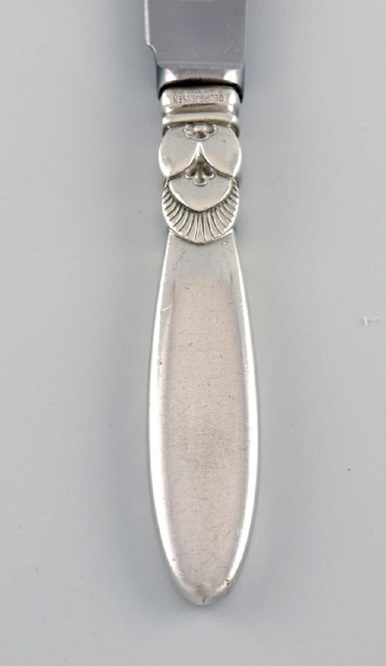 Georg Jensen Cactus lunch knife in sterling silver and stainless steel. 
Dated 1945-51.
Measure: Length: 17.5 cm.
Stamped.
In excellent condition.
Our skilled Georg Jensen silversmith / goldsmith can polish all silver and gold so that it