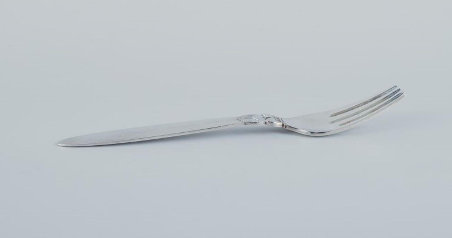 Georg Jensen, Cactus, un set di nove forchette in argento sterling.
Timbrato con il marchio di garanzia dal 1944 in poi.
In ottime condizioni.
Dimensioni: L 18,4 cm.



