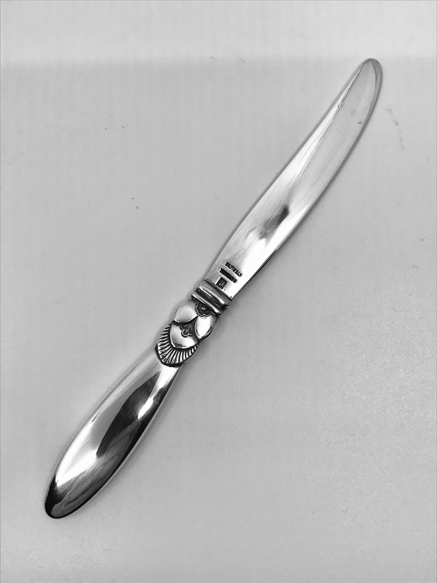 Sterling silver Georg Jensen child’s knife with silver blade, item 045 in the Cactus pattern, design #30 by Gundorph Albertus from 1930.

Additional information:
Material: Sterling silver
Styles: Art Deco
Hallmarks: With Georg Jensen hallmark, made