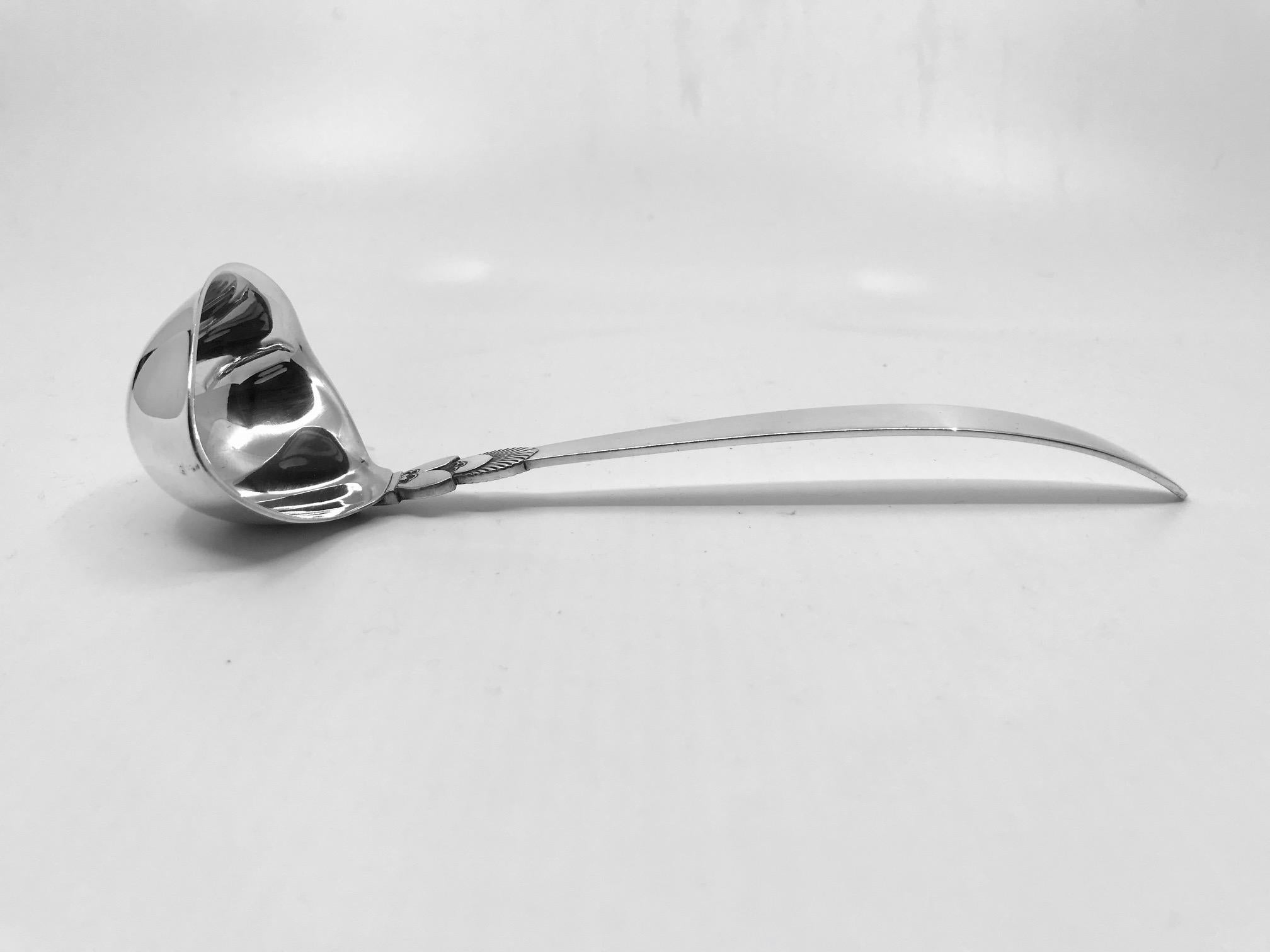 Sterling silver Georg Jensen gravy ladle with curved handle, item 153 in the Cactus pattern, design #30 by Gundorph Albertus from 1930.

Additional information:
Material: Sterling silve
Style: Art Deco
Hallmarks: With Georg Jensen hallmark, made in