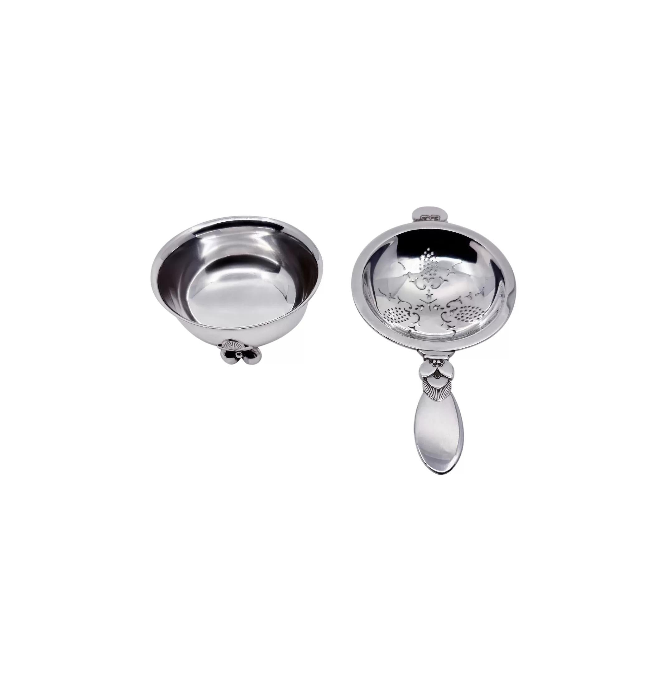Un colino d'argento Georg Jensen d'epoca su supporto con il motivo Cactus, design #646A di Gundorph Albertus del 1933. Sia il colino che la ciotola hanno marchi corrispondenti del 1933-1944, il che rende questo pezzo molto precoce. Il colino è