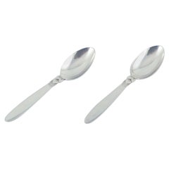 Cactus de Georg Jensen Deux cuillères à dessert en argent sterling.