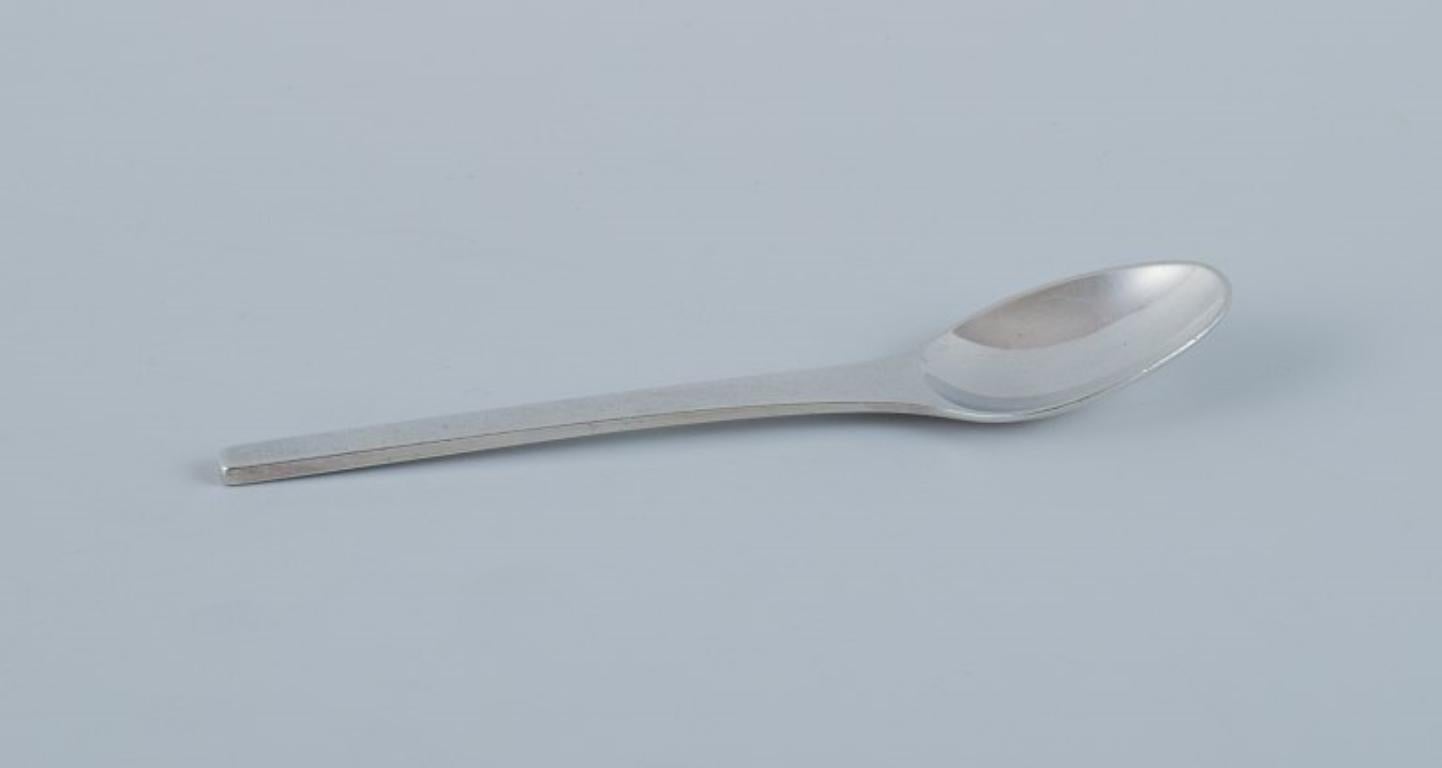 Georg Jensen, Caravel, a set of four coffee spoons in sterling silver.
Modernist and sleek design.
Designed by Henning Koppel.
From the 1960s.
Stamped with the hallmark used after 1944.
In excellent condition.
Dimensions: L 10.5 cm.