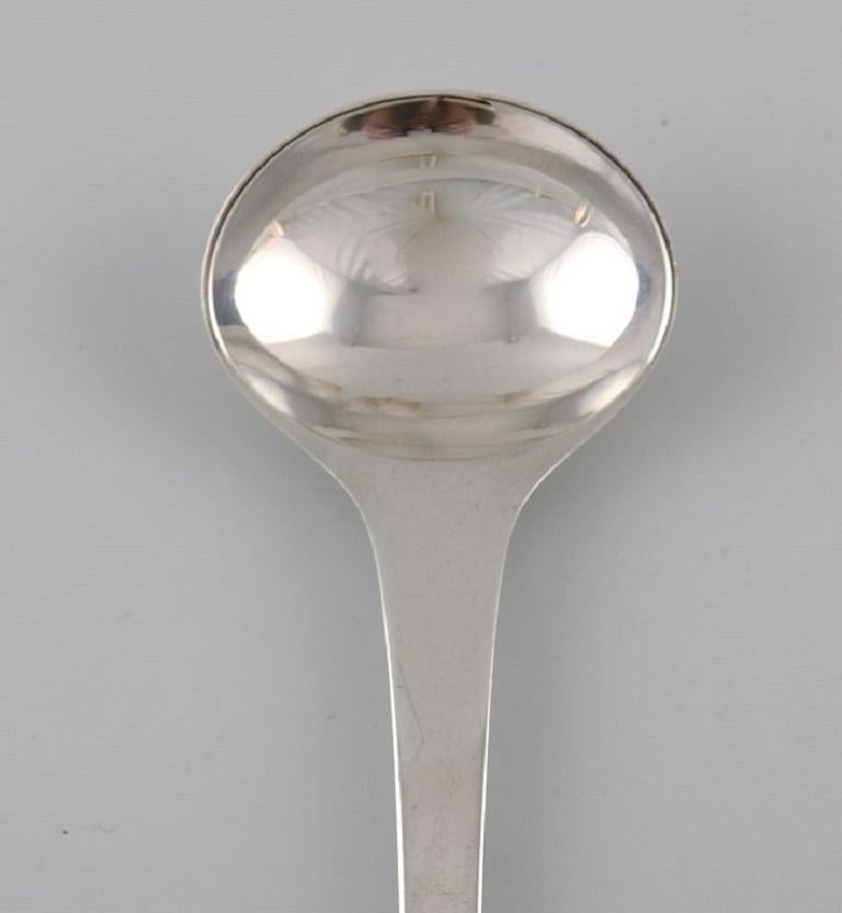 Georg Jensen Caravel bouillon spoon in sterling silver. Twelve spoons are available.
Measure: Length: 16 cm.
Stamped.
In excellent condition.
The elegant and timeless Caravel cutlery was designed by Henning Koppel in 1957.
Our skilled Georg