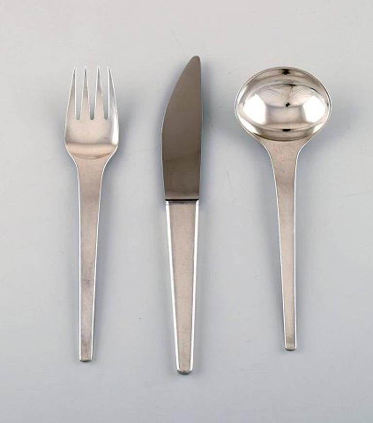 Georg Jensen Caravel breakfast service in Sterling silver. Complete set for 6 people consisting of 6 lunch knives, 6 lunch forks and 6 boullion spoons. 18 parts in total.
The elegant and timeless Caravel cutlery was designed by Henning Koppel in