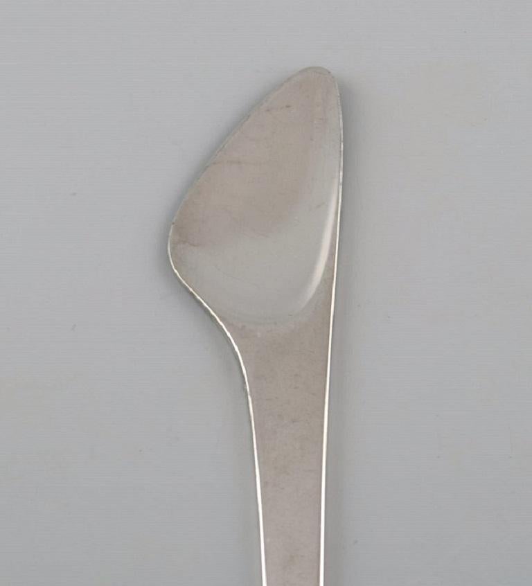 Georg Jensen Caravel butter knife in sterling silver. 14 knives are available.
Measure: Length: 15.8 cm.
Stamped.
In excellent condition.
The elegant and timeless Caravel cutlery was designed by Henning Koppel in 1957.
Our skilled Georg Jensen