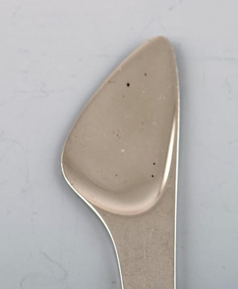 Georg Jensen Caravel butter knife in sterling silver. All silver.
The elegant and timeless Caravel cutlery was designed by Henning Koppel in 1957.
Measures: 15.8 cm.
Stamped.
In very good condition.
Large selection of Caravel in stock.