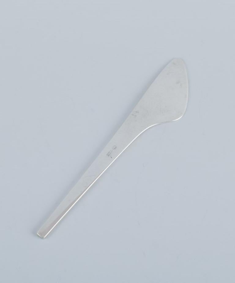 Georg Jensen, Caravel, a butter knife in sterling silver. Modernist and sleek design.
Designed by Henning Koppel.
From the 1960s.
Stamped with the hallmark used after 1944.
In excellent condition.
Dimensions: L 15.4 cm.