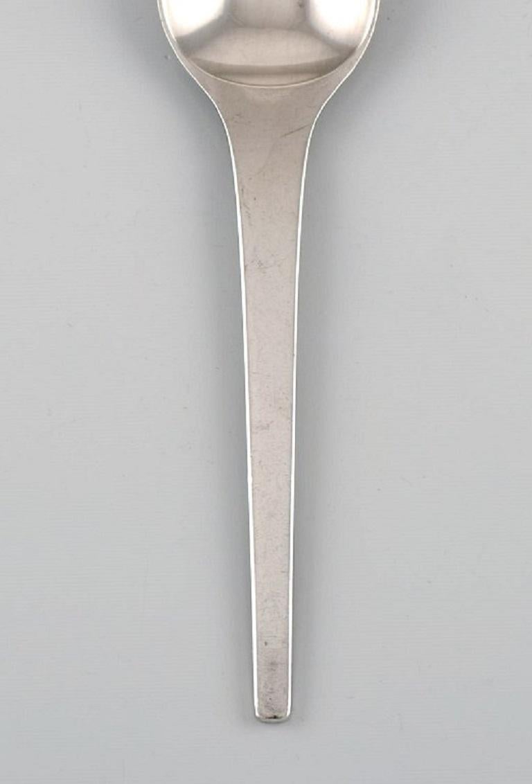 Georg Jensen Caravel dessert spoon in sterling silver. 15 spoons are available.
Measure: Length: 15 cm.
Stamped.
In excellent condition.
The elegant and timeless Caravel cutlery was designed by Henning Koppel in 1957.
Our skilled Georg Jensen