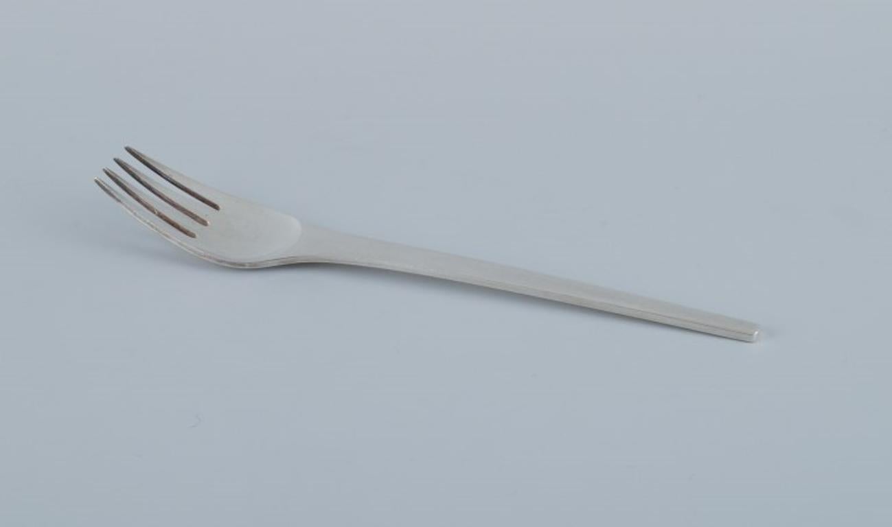 Georg Jensen, Caravel, a dinner fork in sterling silver.
Modernist and sleek design.
Designed by Henning Koppel.
From the 1960s.
Stamped with the hallmark used after 1944.
In excellent condition.
Dimensions: 18.9 cm.