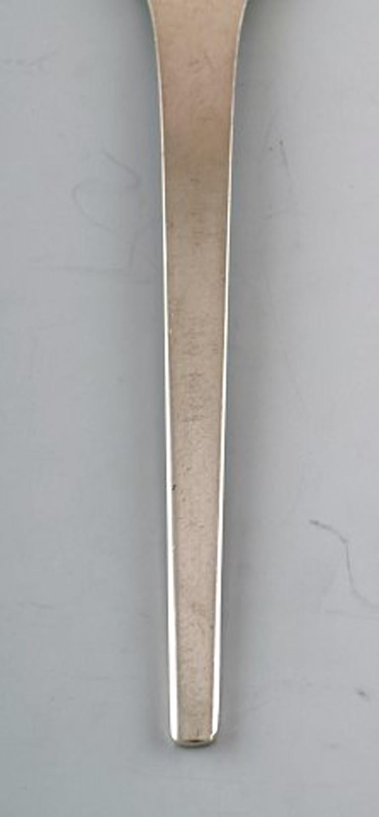 Tenedor Georg Jensen Caravel de plata de ley. 3 unidades en stock.
La elegante e intemporal cubertería Caravel fue diseñada por Henning Koppel en 1957.
Medidas: 19 cm.
Sellado.
En muy buen estado.
Amplia selección de Caravel en stock.