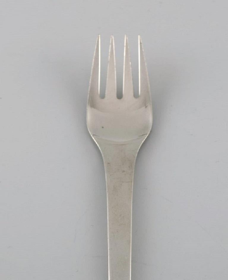Georg Jensen Caravel dinner fork in sterling silver. Three forks are available.
Length: 18.8 cm.
Stamped.
En parfait état.
The elegant and timeless Caravel cutlery was designed by Henning Koppel in 1957.
Our skilled Georg Jensen silversmith /