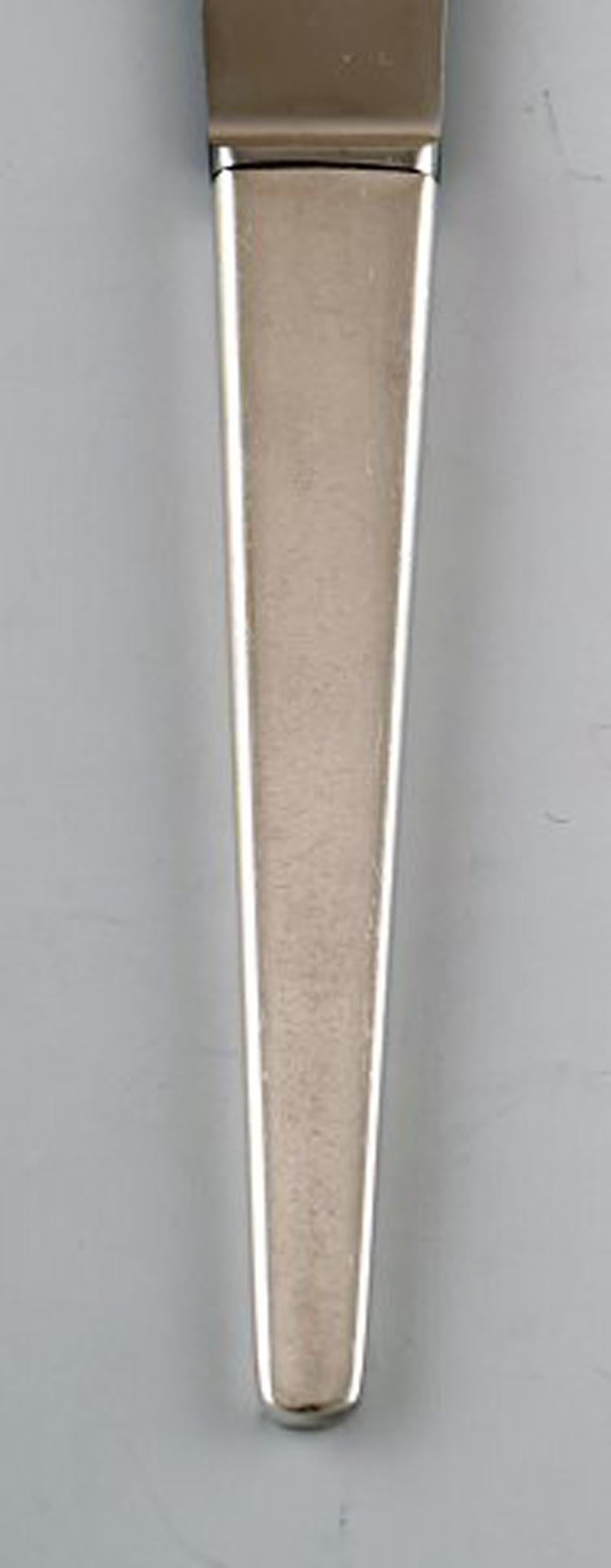 Couteau de table Caravel de Georg Jensen en argent sterling. 6 pièces en stock.
Les couverts Caravel, élégants et intemporels, ont été conçus par Henning Koppel en 1957.
Mesures : 22 cm.
Estampillé.
En très bon état.
Grand choix de Caravel en