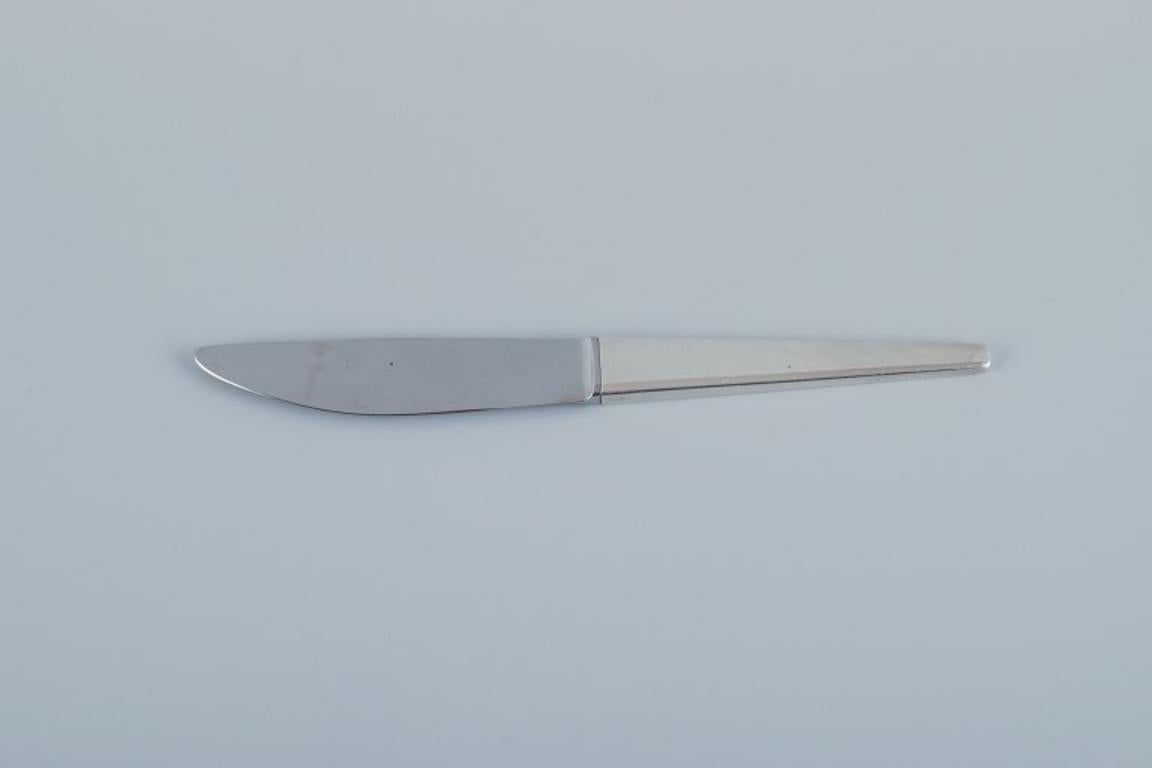 Georg Jensen, Caravel, dinner knife in sterling silver. 
Blade in stainless steel.
Modernist and sleek design.
Designed by Henning Koppel.
From the 1960s.
Stamped with the hallmark used after 1944.
In excellent condition.
Dimensions: 21.8 cm.