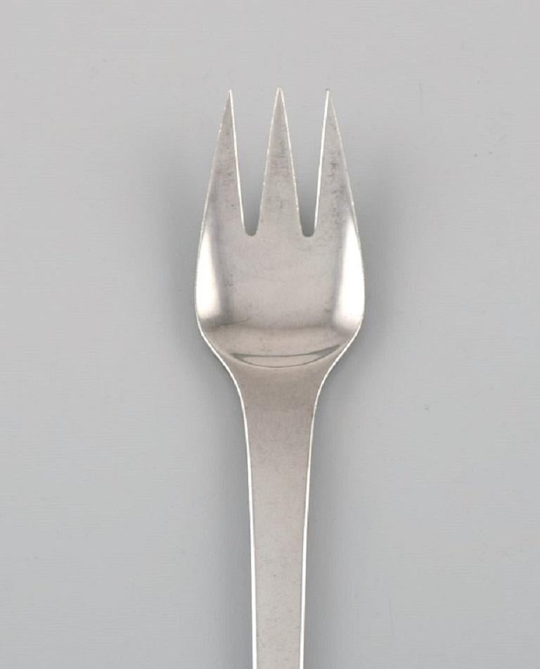 Georg Jensen Caravel fish fork in sterling silver. 13 forks are available.
Length: 16.5 cm.
Stamped.
In good condition.
The elegant and timeless Caravel cutlery was designed by Henning Koppel in 1957.
Our skilled Georg Jensen silversmith /