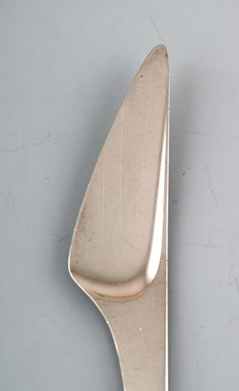 Georg Jensen Caravel fish knife in sterling silver. 8 pcs in stock.
The elegant and timeless Caravel cutlery was designed by Henning Koppel in 1957.
Measures: 19.8 cm.
Stamped.
In very good condition.
Large selection of Caravel in stock.