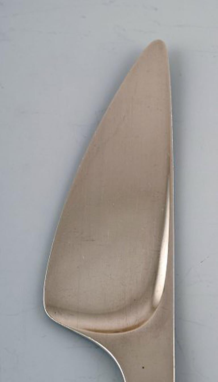 Georg Jensen Caravel large serving spade in sterling silver.
The elegant and timeless Caravel cutlery was designed by Henning Koppel in 1957.
Measures: 27 cm.
Stamped.
In very good condition.
Large selection of Caravel in stock.