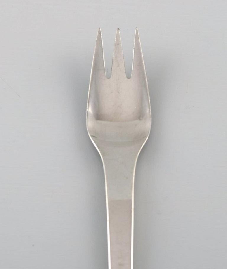 Fourchette à pâtisserie Caravel de Georg Jensen en argent sterling. 13 fourchettes sont disponibles.
Longueur : 14,5 cm.
Estampillé.
Elle est en excellent état.
L'élégant et intemporel service à couverts Caravel a été conçu par Henning Koppel en