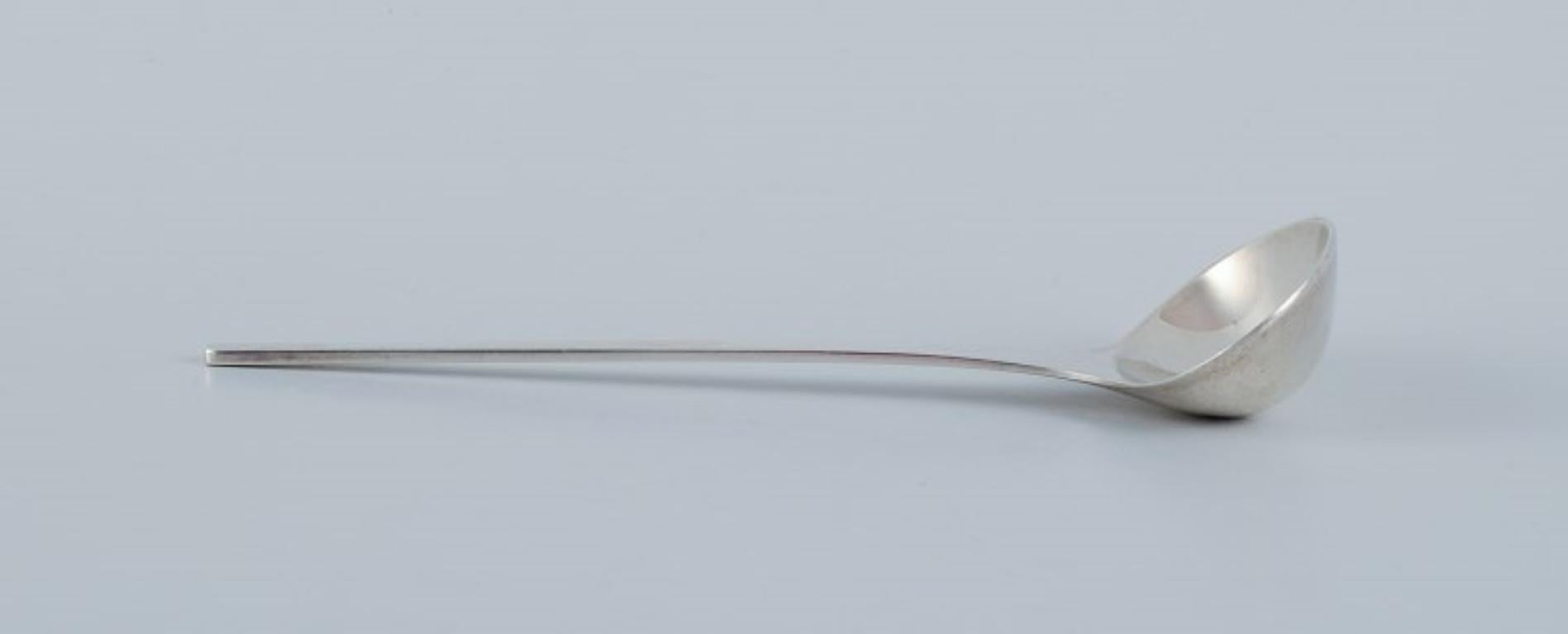 Georg Jensen, Caravel, a sauce spoon in sterling silver. 
Modernist and sleek design.
Designed by Henning Koppel.
From the 1960s.
Stamped with the hallmark used after 1944.
In excellent condition.
Dimensions: L 18.3 cm.