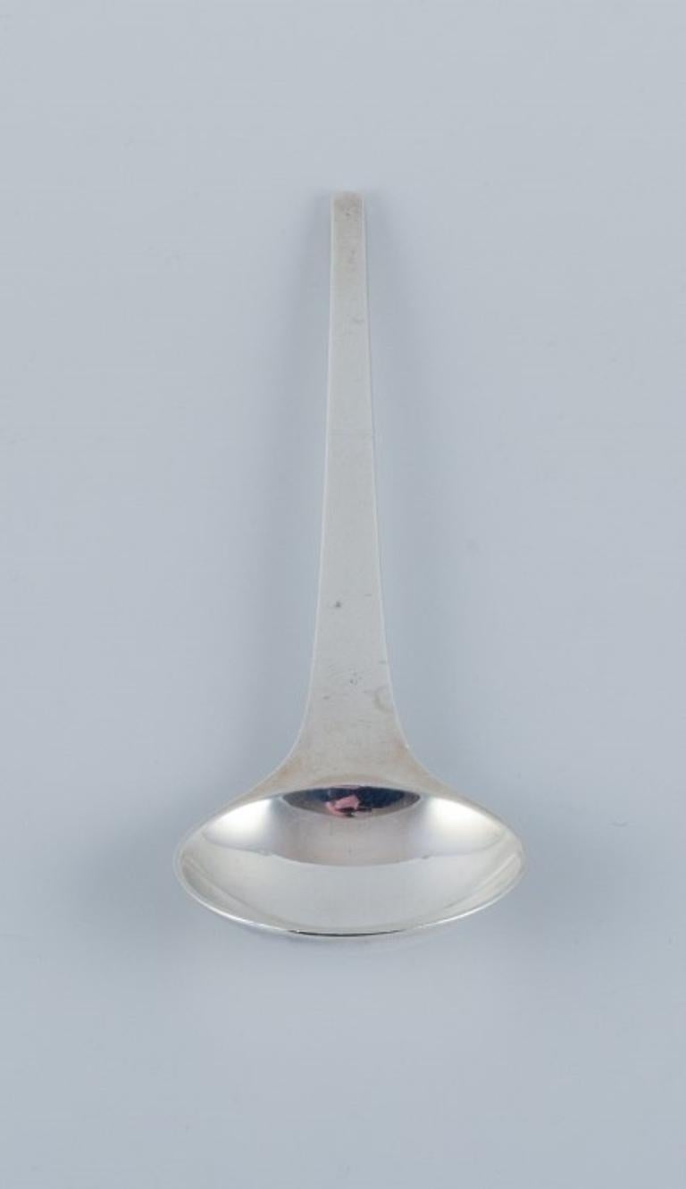 Georg Jensen, Caravel, serving spoon in sterling silver. Modernist and sleek design.
Designed by Henning Koppel.
From the 1960s.
Stamped with the hallmark used after 1944.
In excellent condition.
Dimensions: L 16.0 cm.