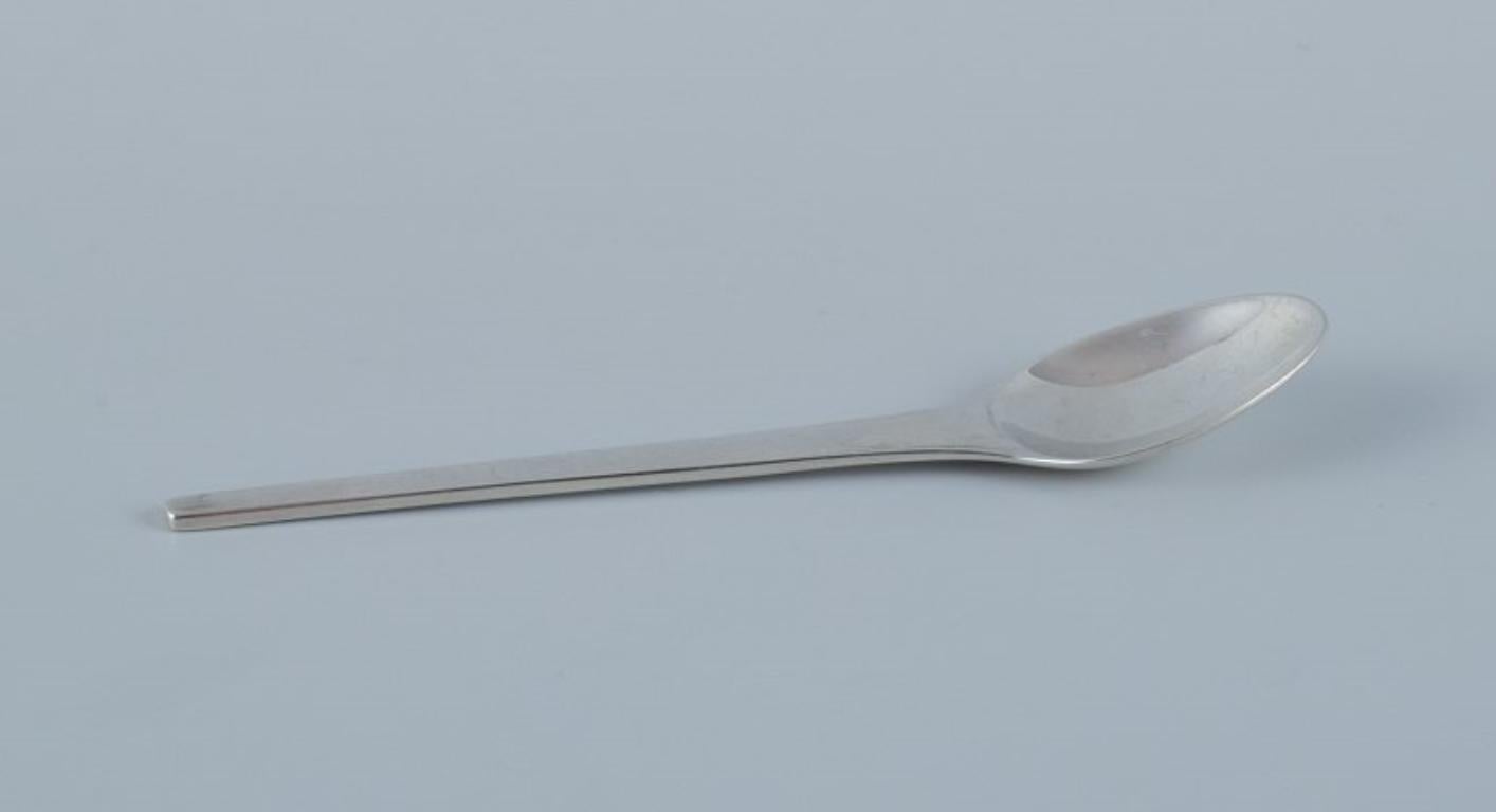 Georg Jensen, Caravel, a set of four teaspoons in sterling silver.
Modernist and sleek design.
Designed by Henning Koppel.
From the 1960s.
Stamped with the hallmark used after 1944.
In excellent condition.
Dimensions: L 12.3 cm.