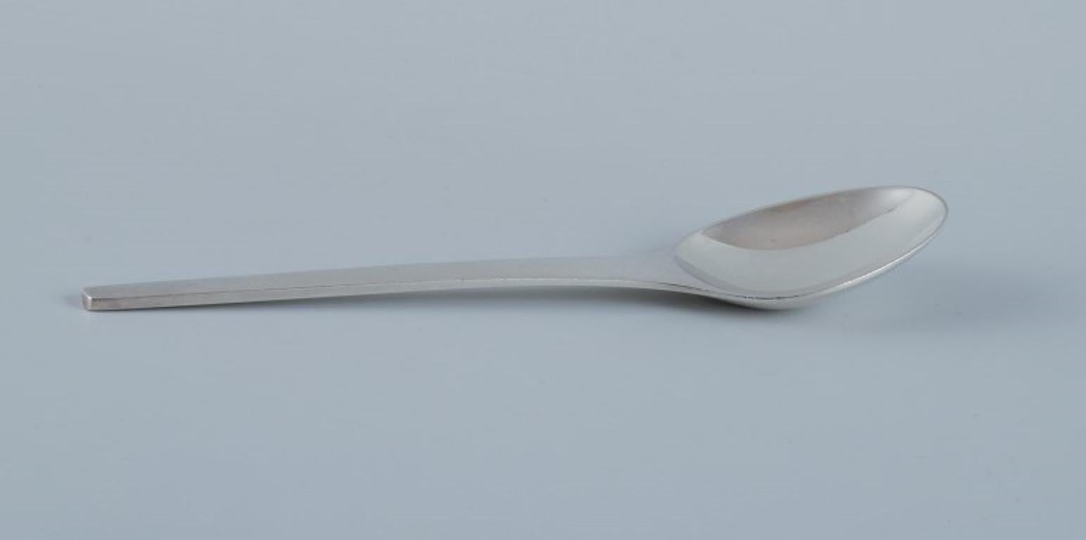 Georg Jensen, Caravel, a set of seven dessert spoons in sterling silver.
Modernist and sleek design.
Designed by Henning Koppel.
From the 1960s.
Stamped with the hallmark used after 1944.
In excellent condition.
Dimensions: L 17.4 cm.