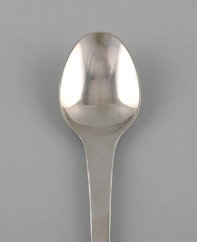 Georg Jensen Caravel tablespoon in sterling silver. Four spoons are available.
Length: 17.8 cm.
Stamped.
In excellent condition.
The elegant and timeless Caravel cutlery was designed by Henning Koppel in 1957.
Our skilled Georg Jensen