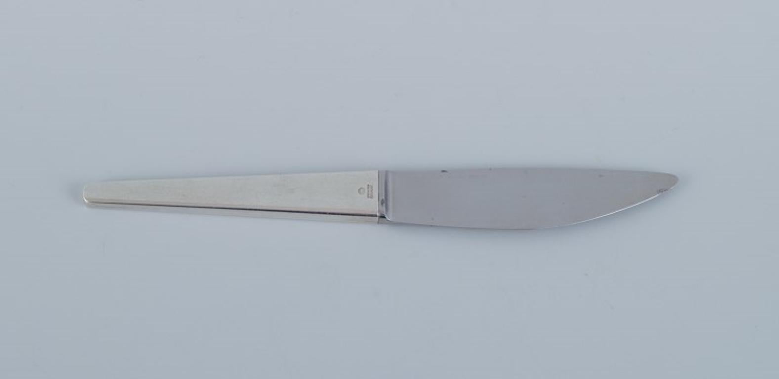 Georg Jensen, Caravel, two lunch knives in sterling silver. 
Stainless steel blade.
Modernist and sleek design.
Designed by Henning Koppel.
From the 1960s.
Stamped with the hallmark used after 1944.
In excellent condition.
Dimensions: L 19.3 cm.
