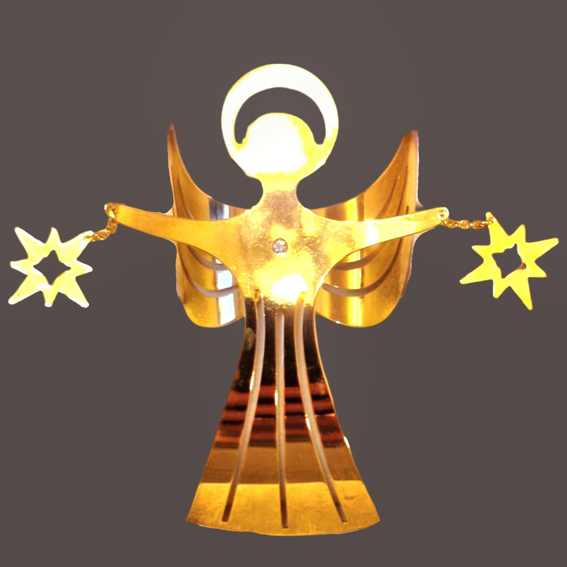 Jedes Jahr entwirft ein bekannter dänischer Künstler das Weihnachtsornament von Georg Jensen. In seinen vielen Varianten ist er im Laufe der Jahre zu einer Tradition geworden, die für das dänische Kunsthandwerk steht - und zu einer beliebten