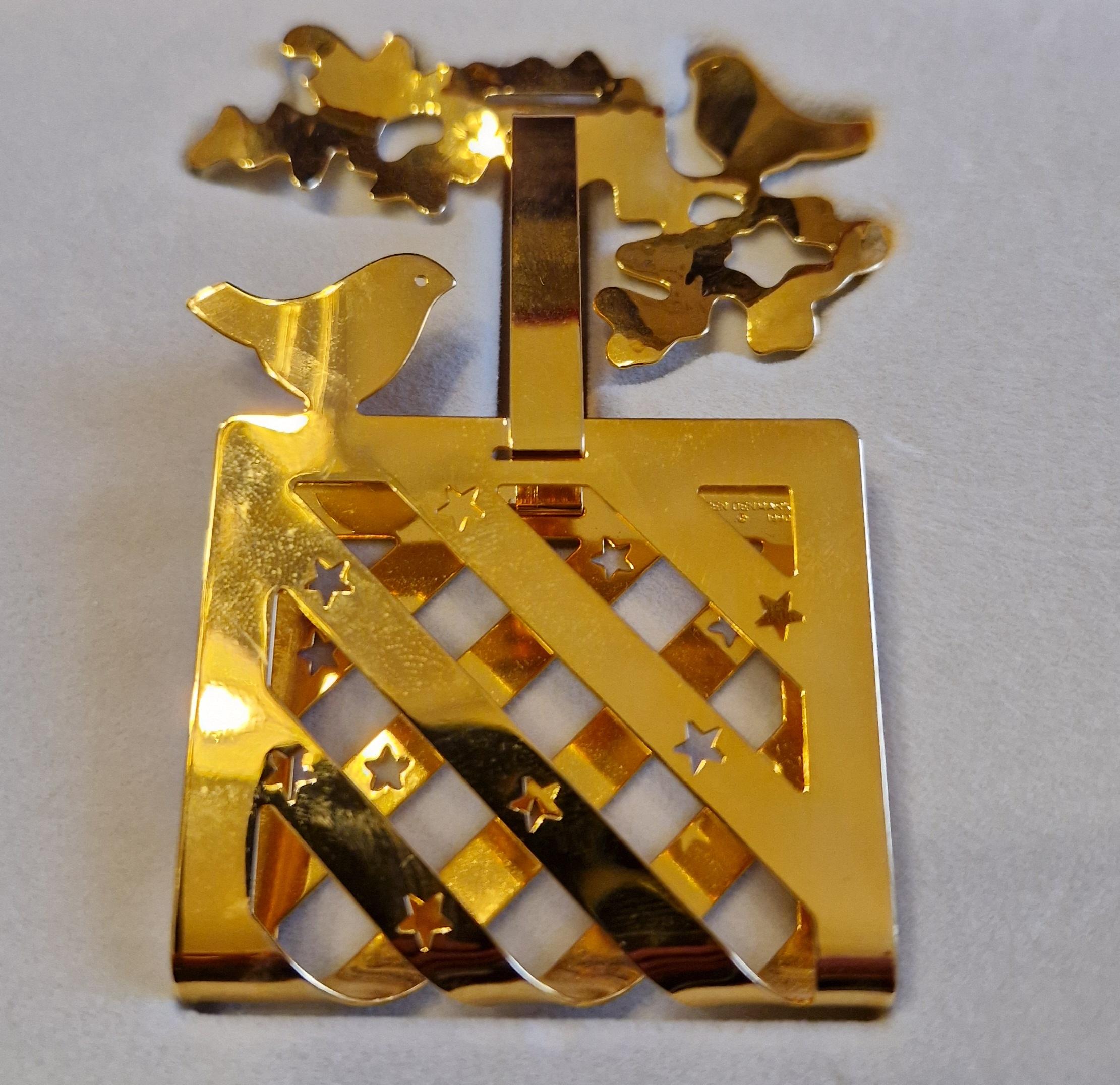 Every year a well-known Danish artist designs the Georg Jensen Christmas Ornament. In its many incarnations over the years it has become a tradition representative of Danish handcrafts - and a much-loved decorations in many homes. Artist Anne Marie