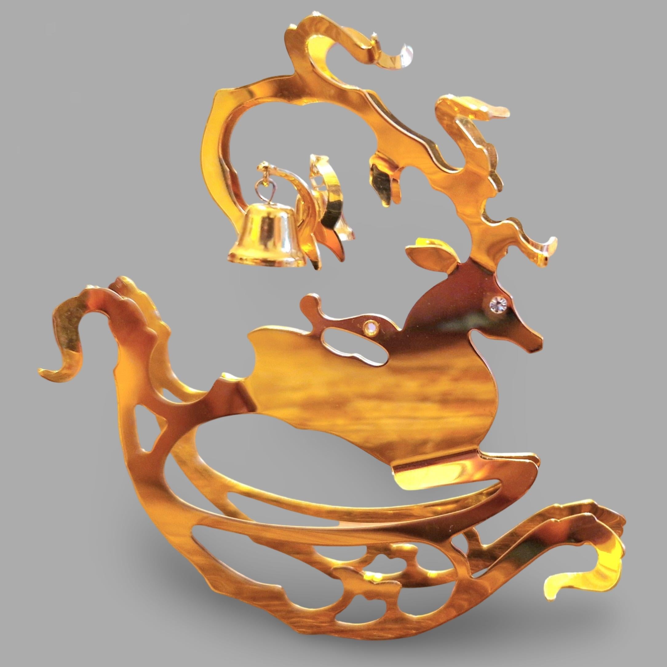 Chaque année, un artiste danois renommé conçoit l'ornement de Noël de Georg Jensen. Sous ses nombreuses formes au fil des ans, il est devenu une tradition représentative de l'artisanat danois - et une décoration très appréciée dans de nombreux