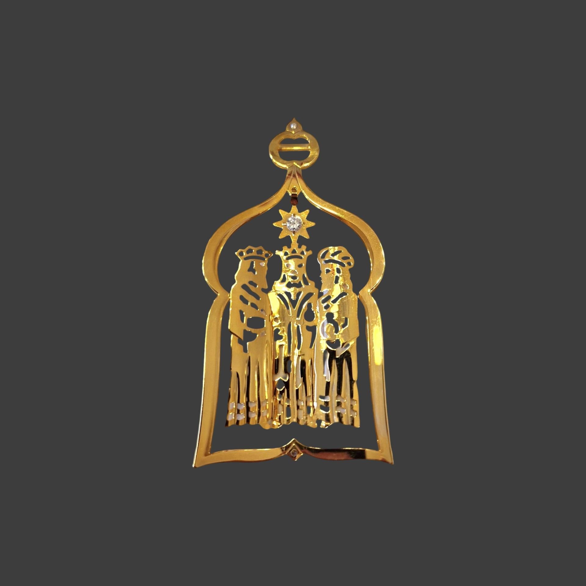 Cada año, un conocido artista danés diseña el Adorno de Navidad Georg Jensen. En sus muchas encarnaciones a lo largo de los años, se ha convertido en una tradición representativa de la artesanía danesa, y en un adorno muy apreciado en muchos