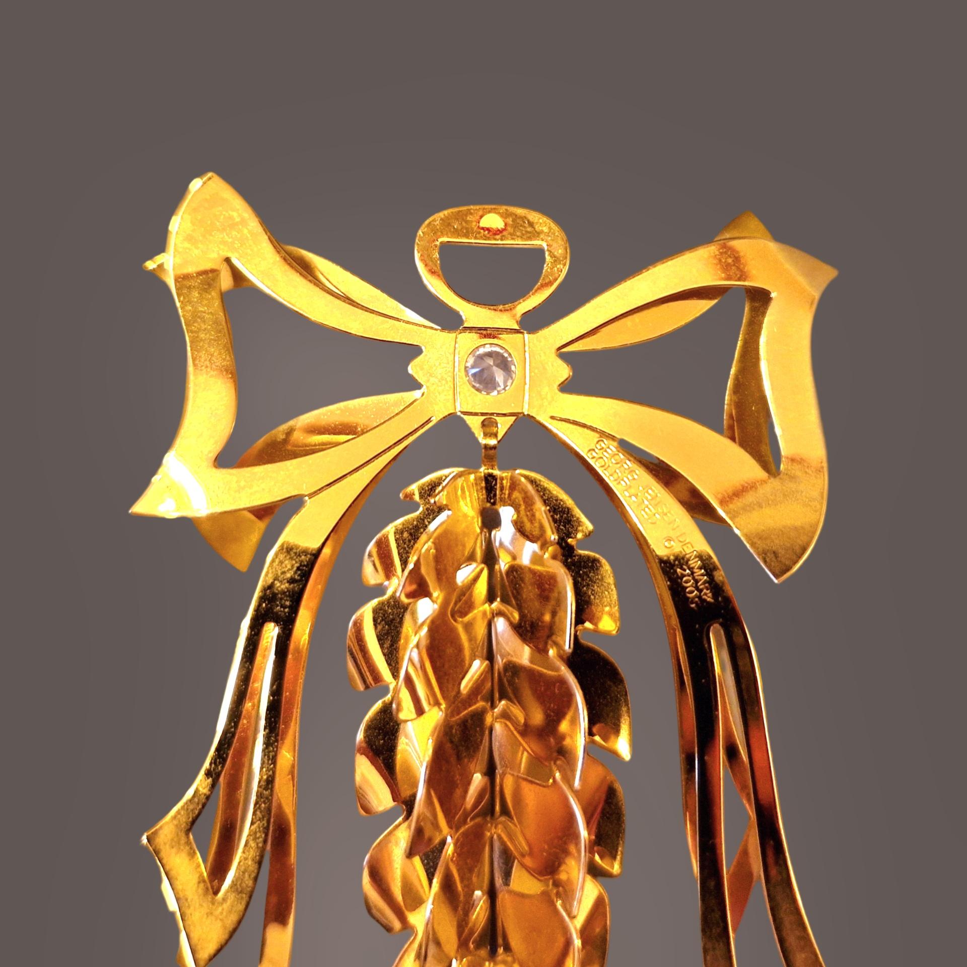 Ogni anno un noto artista danese disegna l'ornamento natalizio di Georg Jensen. Nelle sue numerose incarnazioni nel corso degli anni è diventata una tradizione rappresentativa dell'artigianato danese e una decorazione molto amata in molte case.