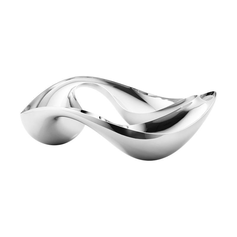 Seeming to almost capture movement, the striking organic shape of this stainless steel snack bowl makes it an eye-catching piece at any dinner party or social occasion. Flowing in a circular form that creates three distinct sections, the bowl forms
