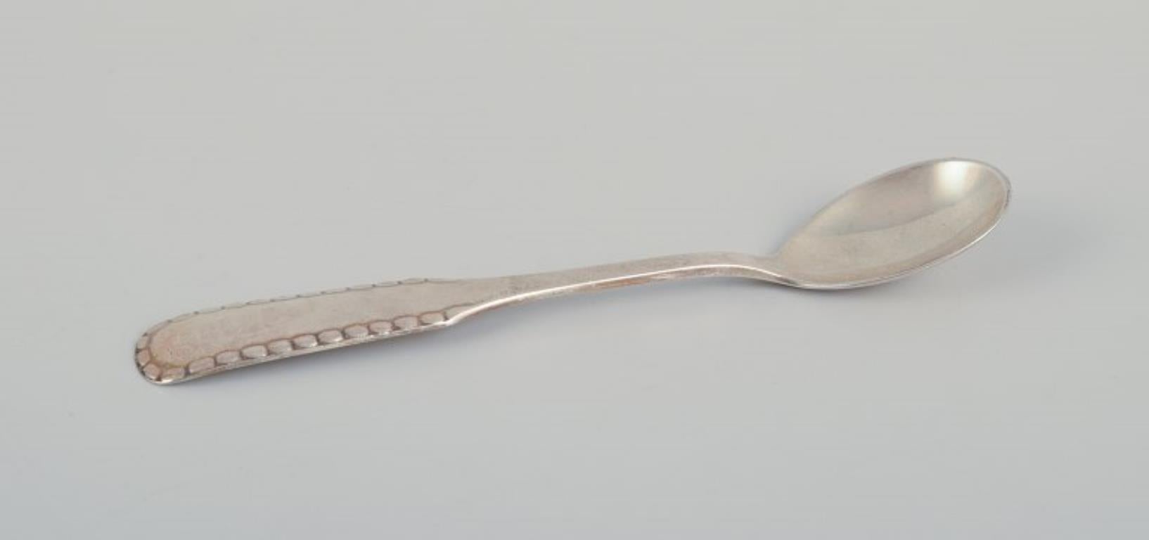 Georg Jensen, Cohr et d'autres orfèvres danois.
Cinq cuillères à café et une cuillère à marmelade en argent Sterling et argent 830 dont trois cuillères Georg Jensen.
Des années 1920 aux années 1960.
Marqué.
En bon état, cuillère Georg Jensen Caravel