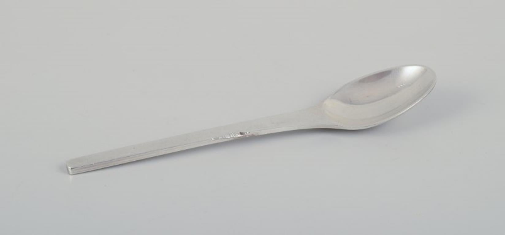 20ième siècle Georg Jensen, Cohr, et autres Cinq cuillères à café et une cuillère à marmalade en vente